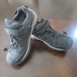 Boys shoes